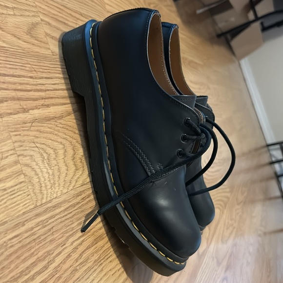 Womens Size 8 Doc Marten Shoes - Picture 2 of 4